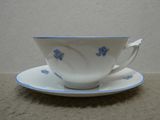une tasse à thé et une soucoupe posées sur une table