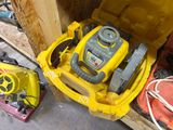 une boîte jaune contenant un jouet jaune et gris