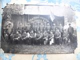 une vieille photo d'un groupe d'hommes posant pour une photo