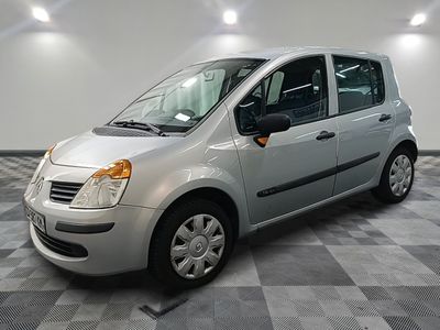 la photo d'une petite voiture argentée garée dans un garage