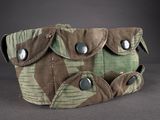 un gros plan d'un sac camouflage orné de boutons