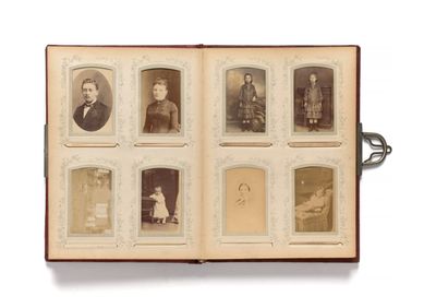 un livre contenant tout un tas de vieilles photos