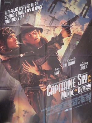 L'affiche du film « Captainine Sky » est accrochée au mur.