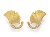 une paire de boucles d'oreilles en or et diamants