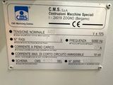une pancarte apposée sur le côté d'une machine sur laquelle est inscrit « CMS »