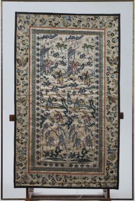 CHINE, vers 1900 Panneau vertical en soie crème brodée aux f…