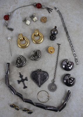 beaucoup de bijoux posés à même le sol