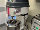 une machine posée sur une table dans une pièce