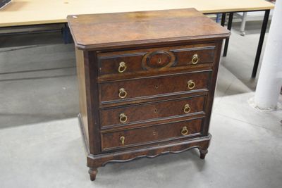 une petite commode au milieu d'une pièce