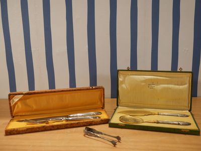 deux types d'outils différents dans une mallette posée sur une table