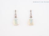 une paire de boucles d'oreilles en oplite et diamants