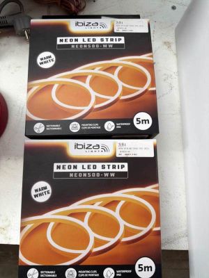 Un lot de deux bandes néon LED Strip Ibiza, 5 m, dans leurs …