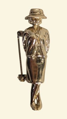 une figurine en or représentant un homme avec un chapeau et une canne