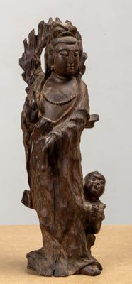 statue en bois représentant une femme tenant un enfant dans ses bras, posée sur une table