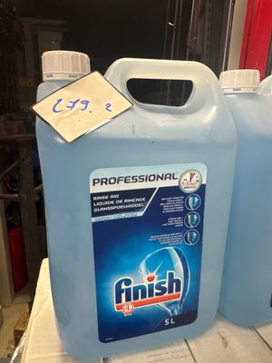 deux bouteilles de liquide vaisselle « Finish » posées sur une table