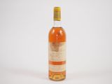 une bouteille de vin posée sur une surface blanche