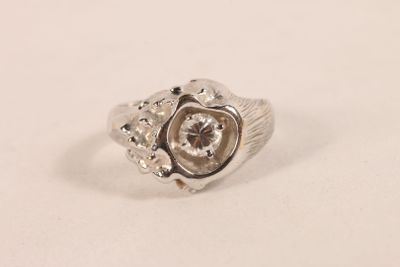 Bague contemporaine en or gris 750 ‰ sertie d'un diamant tai…