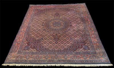 un tapis persan ancien orné d'un motif d'éléphant sur fond noir