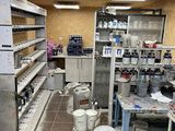 une photo d'une cuisine avec de nombreux objets posés sur le plan de travail