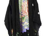 une photo d'une veste noire ornée d'un motif floral