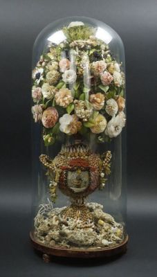 une cloche en verre avec un visage à l'intérieur