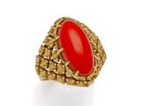 une bague en corail et or, signée Van Cleef