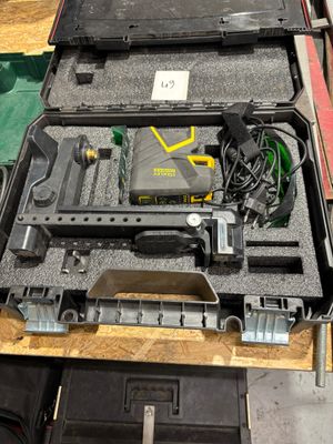 une boîte à outils avec des outils à l'intérieur sur une table