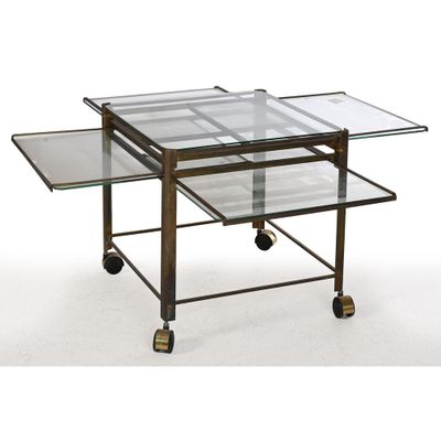 une table basse en verre et laiton, montée sur roulettes, avec un plateau en verre