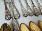 a lot of spoons and spoon spoons that are on the table