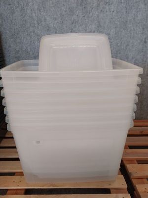 une pile de bacs en plastique posée sur une palette en bois