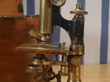 a microscope that is sitting on a wooden table