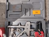 une boîte à outils avec des outils sur le sol