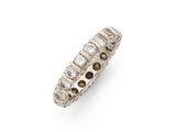 une bague « éternité » en diamant et or blanc