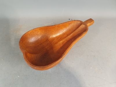 une cuillère en bois posée sur une table