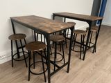quatre tabourets et une table dans une pièce