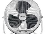 un ventilateur noir et blanc posé sur un pied métallique
