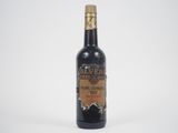 une bouteille de vin posée sur une table
