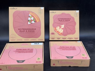 trois boîtes de pizza posées sur une surface noire