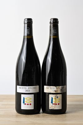 deux bouteilles de vin posées sur une table l'une à côté de l'autre