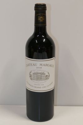 une bouteille de vin posée sur une table