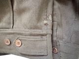 un gros plan d'une veste avec des boutons