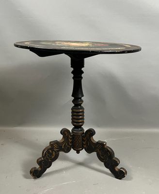 une table noire avec un plateau en marbre sur fond blanc