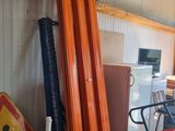 une pile d'objets hétéroclites dans un garage