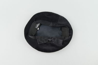 CHANEL. Béret en velours noir à ganse satiné se terminant pa… - Photo 1
