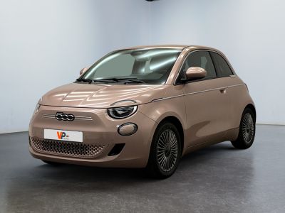 une photo d'une voiture exposée dans un showroom