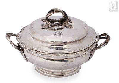 an antique silver plated casserole dish with handles and handles