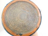 un gros plan d'un vase sur lequel figurent des inscriptions