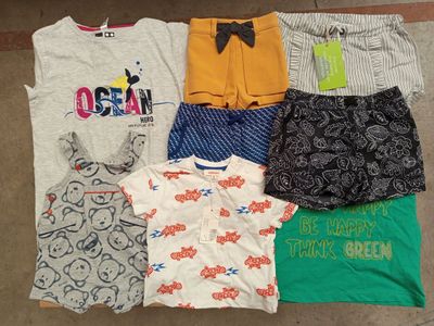 beaucoup de vêtements qui traînent par terre