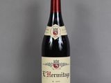une bouteille de vin posée sur une table