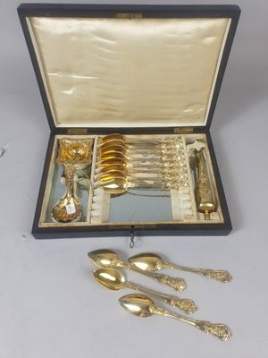 une boîte contenant de l'argenterie sur une table